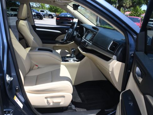 Used 2019 Toyota Highlander XLE FWD image 21