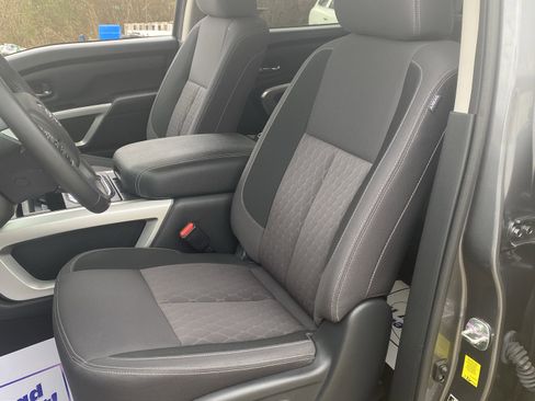 Used 2024 Nissan Titan SV w/ SV Convenience Package image 4