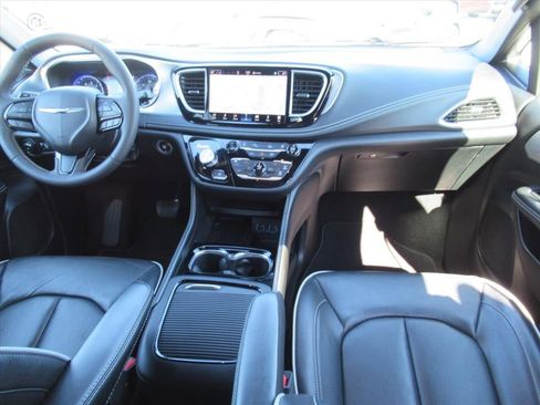Used 2025 Chrysler Pacifica Limited FWD image 10