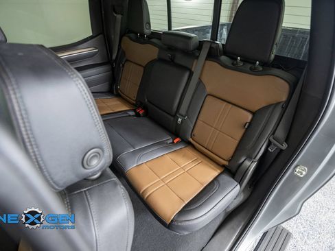 Used 2025 Chevrolet Silverado 1500 High Country w/ Technology Package AWD/4WD image 34