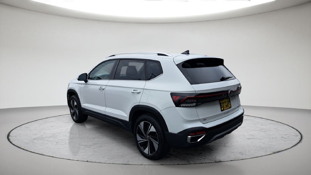 Used 2025 Volkswagen Taos SE AWD/4WD image 7