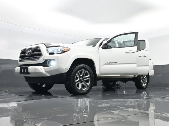 Used 2016 Toyota Tacoma Limited w/ Towing Package AWD/4WD image 32