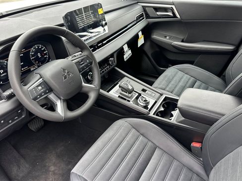New 2025 Mitsubishi Outlander SE image 11