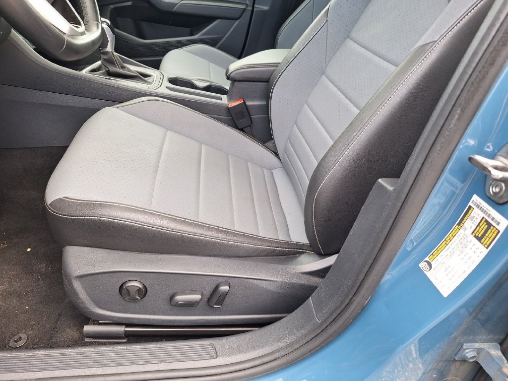 Used 2025 Volkswagen Jetta SE FWD image 25