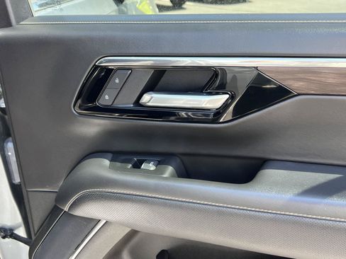 Used 2025 Chevrolet Suburban Premier AWD/4WD image 22
