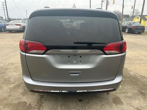 Used 2018 Chrysler Pacifica Touring-L Plus image 6