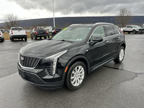 Used 2022 Cadillac XT4 Luxury w/ Cold Weather Package image 3