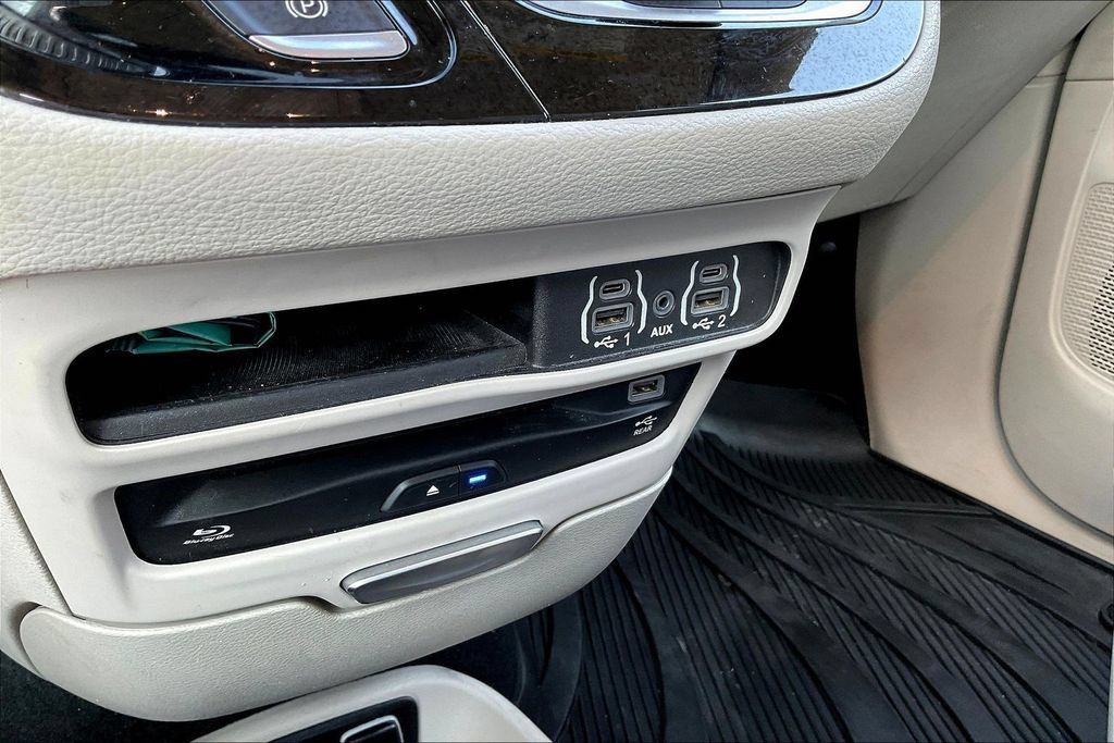 Used 2021 Chrysler Pacifica Touring-L w/ Uconnect Theater Family Group FWD image 16