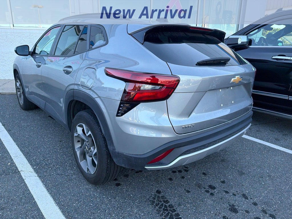 Used 2025 Chevrolet Trax LT w/ LT Convenience Package FWD image 4