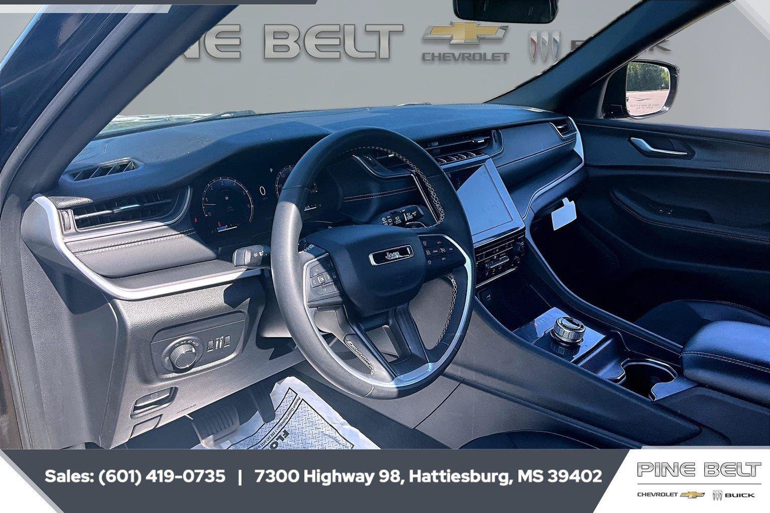 Used 2025 Jeep Grand Cherokee Altitude AWD/4WD image 12