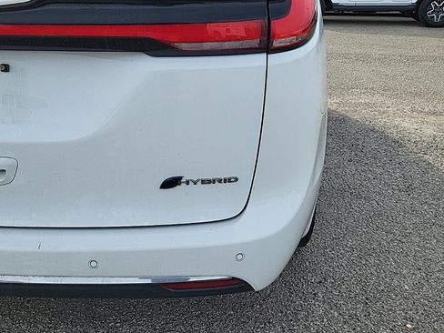 Used 2024 Chrysler Pacifica Select image 9