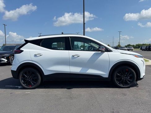 Used 2023 Chevrolet Bolt EUV LT w/ Convenience Package FWD image 4