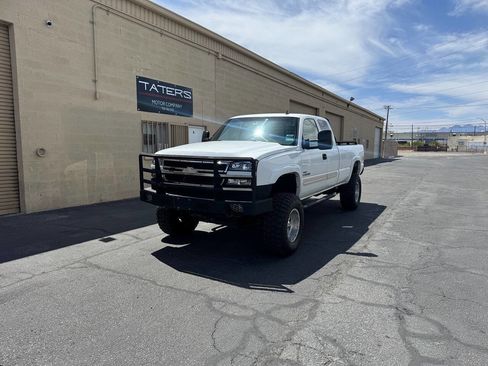 Used 2006 Chevrolet Silverado 2500 W/T w/ Skid Plate Package AWD/4WD image 2