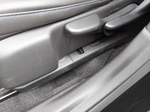 Used 2025 Chevrolet Trax LT FWD image 13