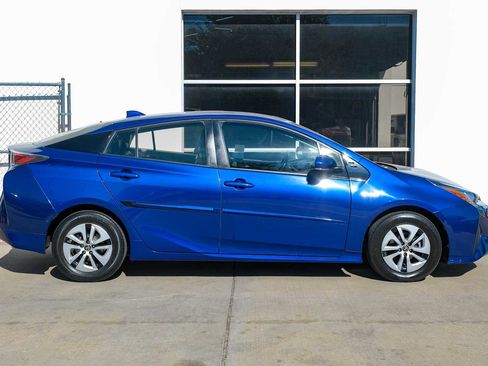 Used 2017 Toyota Prius Four image 8