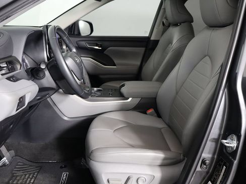 Used 2023 Toyota Highlander XLE FWD image 14
