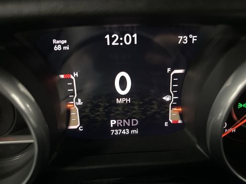 Used 2018 Jeep Wrangler Unlimited Sahara AWD/4WD image 15