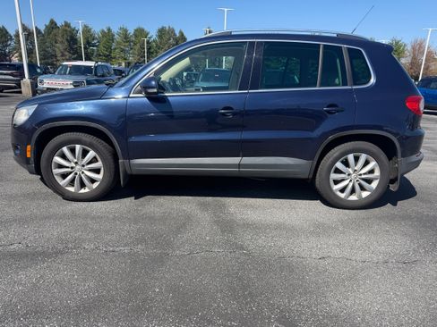 Used 2011 Volkswagen Tiguan SE image 2