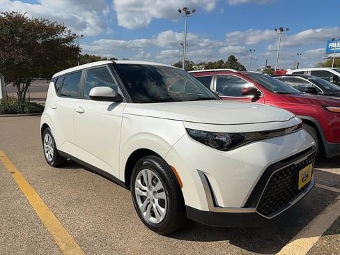 Used 2023 Kia Soul LX image 2
