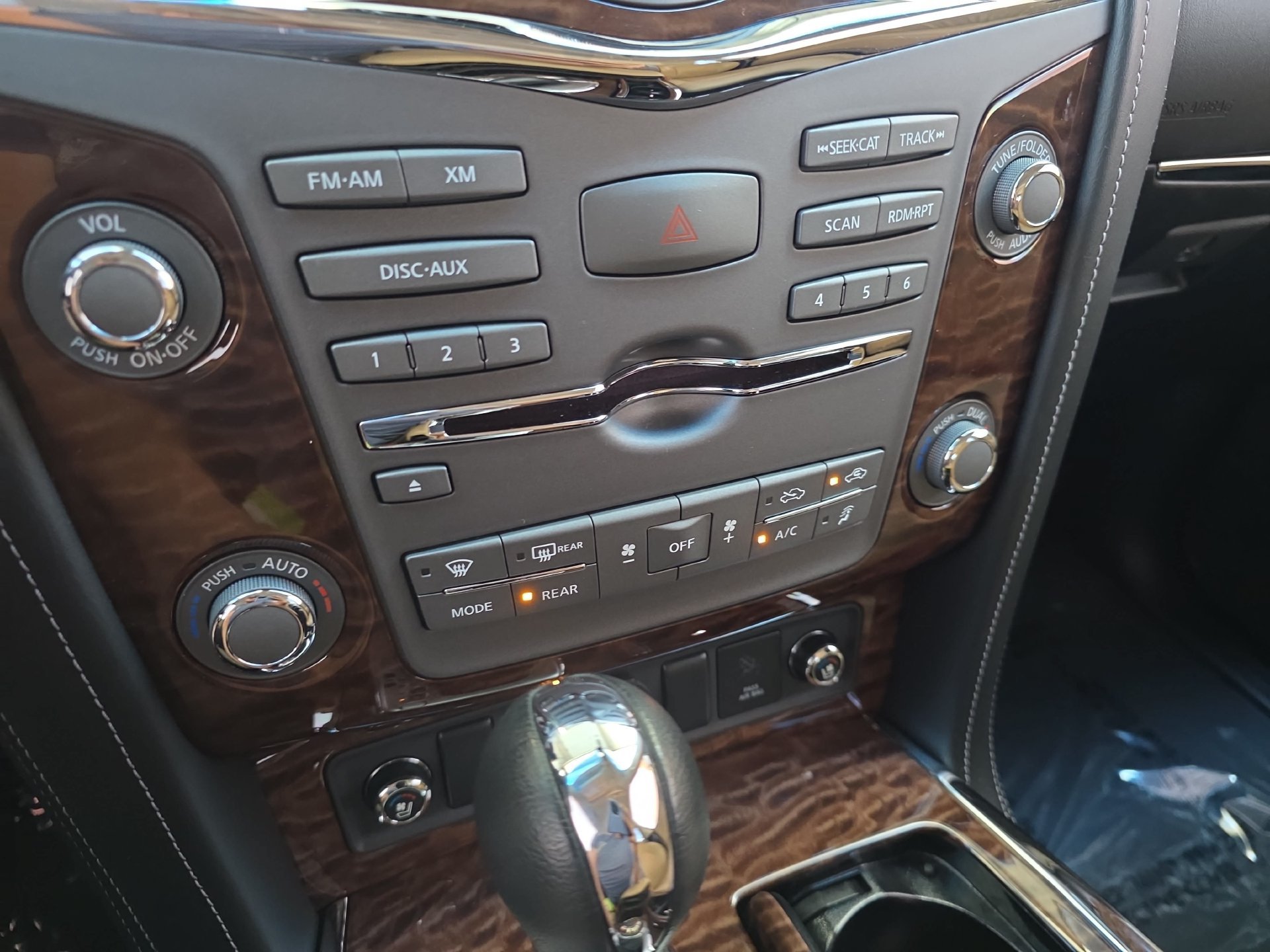 Used 2017 Nissan Armada Platinum w/ Interior Lighting Package AWD/4WD image 23