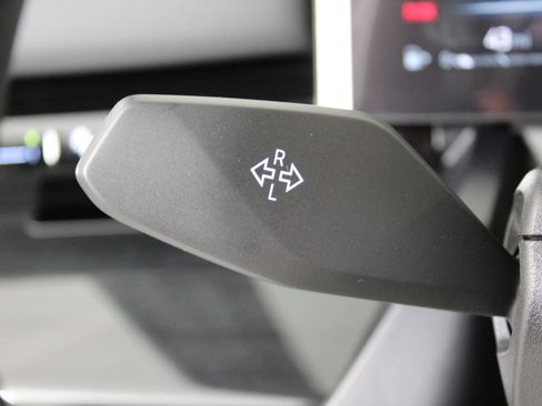 New 2026 BMW 530i xDrive w/ M Sport Package image 30