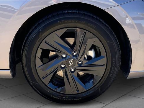Used 2022 Hyundai Elantra SEL FWD image 16