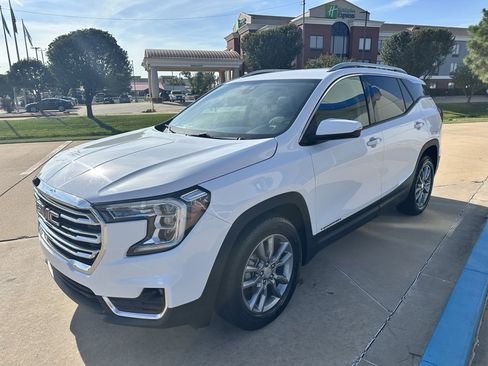 Used 2024 GMC Terrain SLT image 4