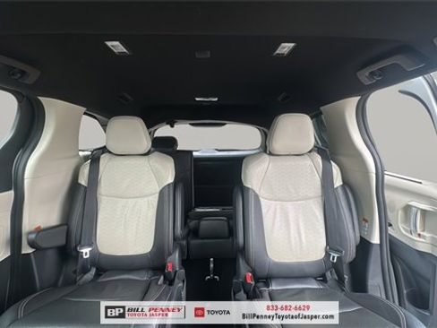 Used 2025 Toyota Sienna Platinum image 18
