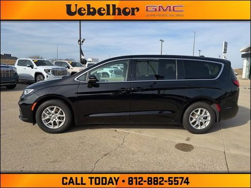 Used 2024 Chrysler Pacifica Touring-L image 16
