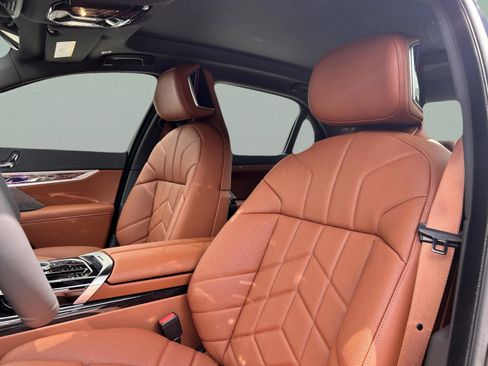 Used 2025 BMW 740i w/ Premium Package image 25