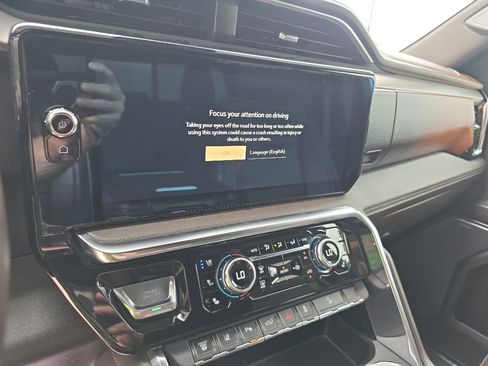 Used 2024 GMC Sierra 2500 Denali w/ Technology Package AWD/4WD image 12