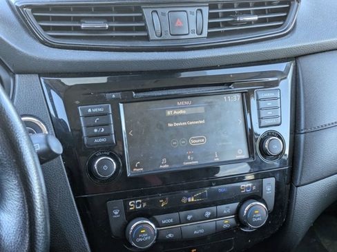 Used 2020 Nissan Rogue SV image 12