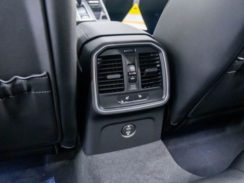 Certified 2025 Porsche Macan AWD/4WD image 18