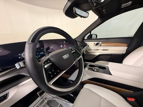 Used 2026 Cadillac Vistiq Luxury w/ LPO, Floor Liner Package AWD/4WD image 8