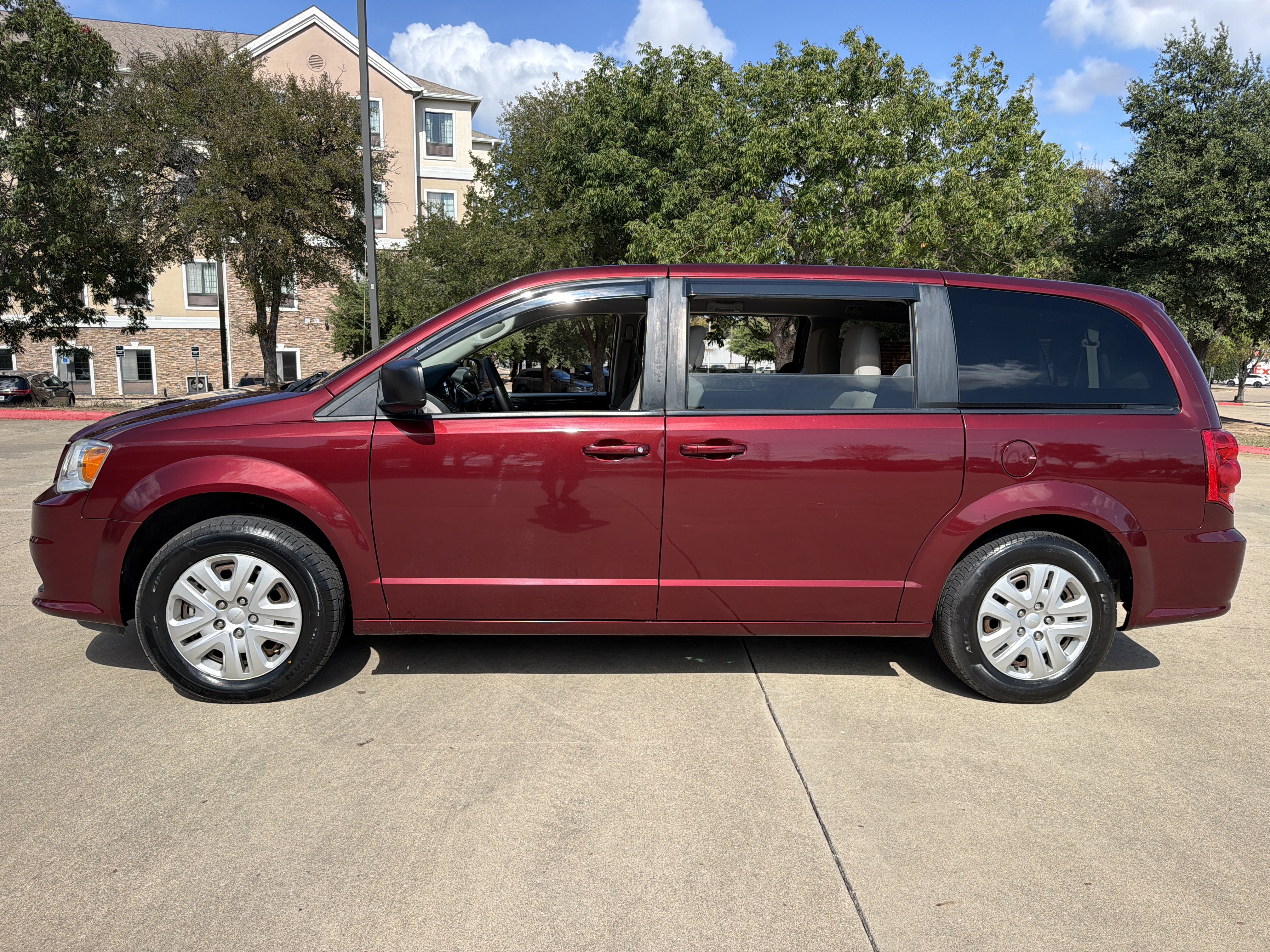 Used 2018 Dodge Grand Caravan SE w/ UConnect Hands-Free Group FWD image 4