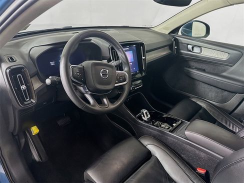 Used 2023 Volvo XC40 B4 Plus image 30
