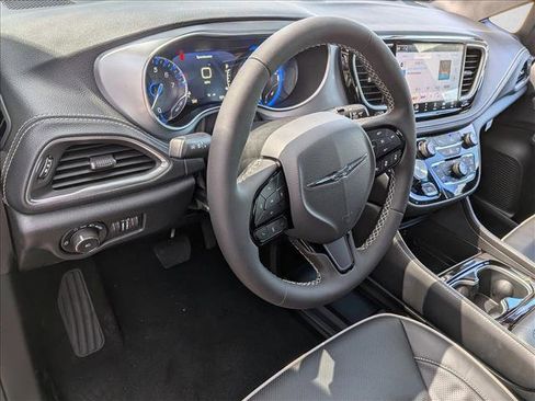 New 2026 Chrysler Pacifica Limited w/ S Appearance Package image 3
