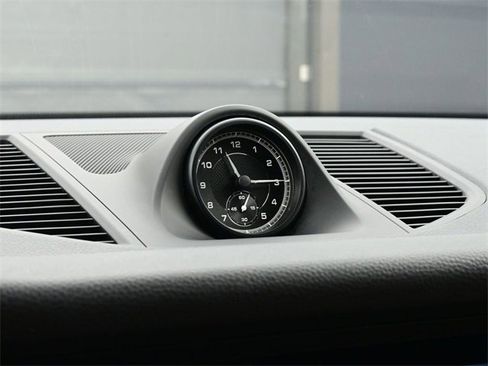 Used 2024 Porsche Macan image 12