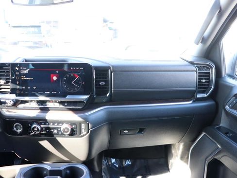 Used 2024 GMC Sierra 1500 SLT image 18