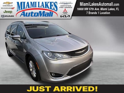 Used 2017 Chrysler Pacifica Touring-L FWD image 1