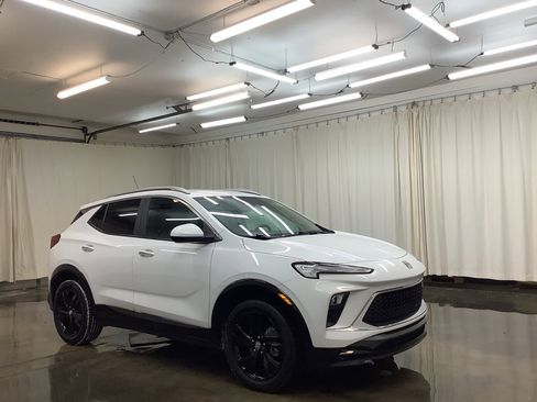 Used 2024 Buick Encore GX Sport Touring image 4