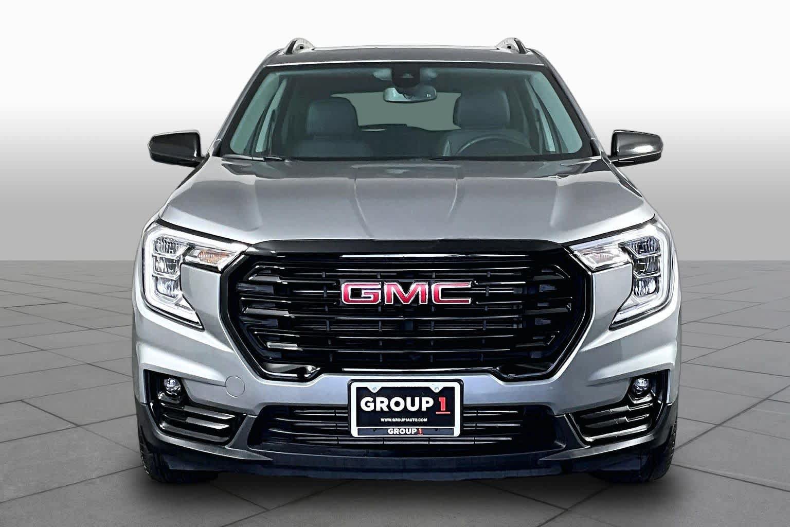 Used 2024 GMC Terrain SLT w/ Elevation Edition FWD image 3
