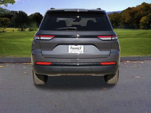 New 2025 Jeep Grand Cherokee Altitude image 4