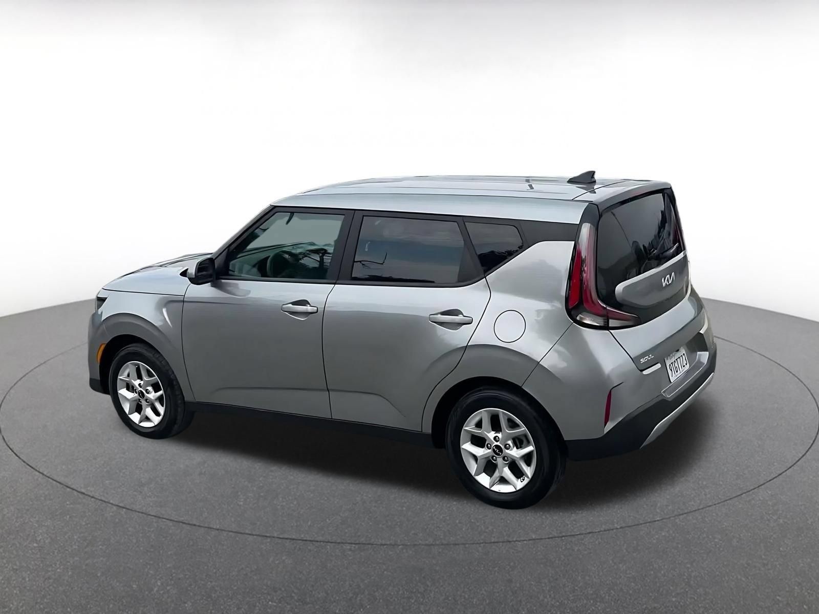 Used 2025 Kia Soul LX w/ LX Technology Package FWD image 9
