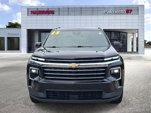 Used 2025 Chevrolet Traverse LT FWD image 2