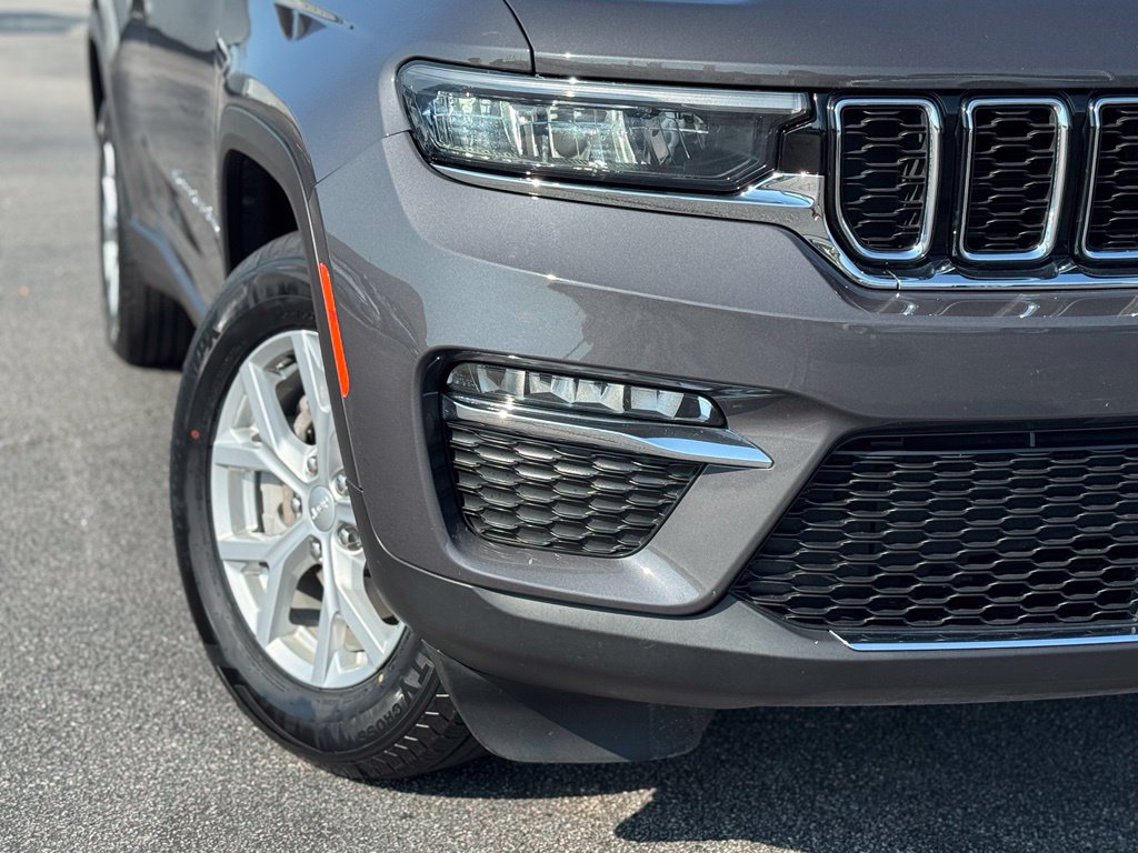 Used 2023 Jeep Grand Cherokee Limited AWD/4WD image 3