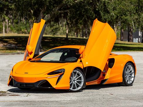 Used 2024 McLaren Artura RWD image 1