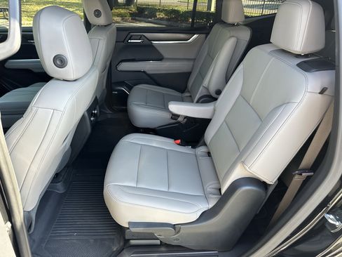 Used 2024 GMC Acadia Elevation image 18