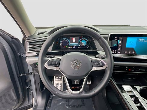 Used 2024 Volkswagen Atlas Peak Edition SE image 11
