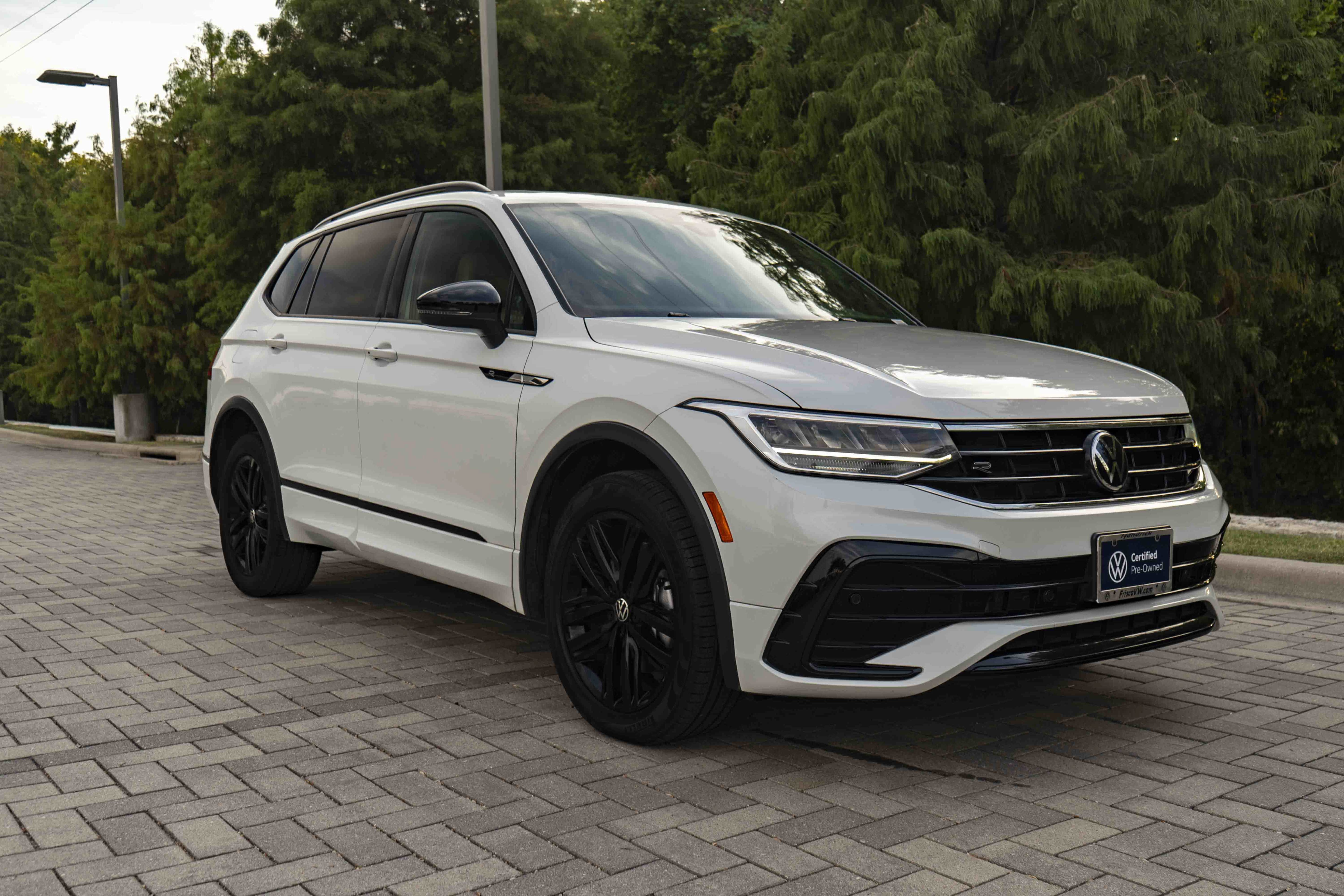 Certified 2022 Volkswagen Tiguan SE R-Line FWD image 2